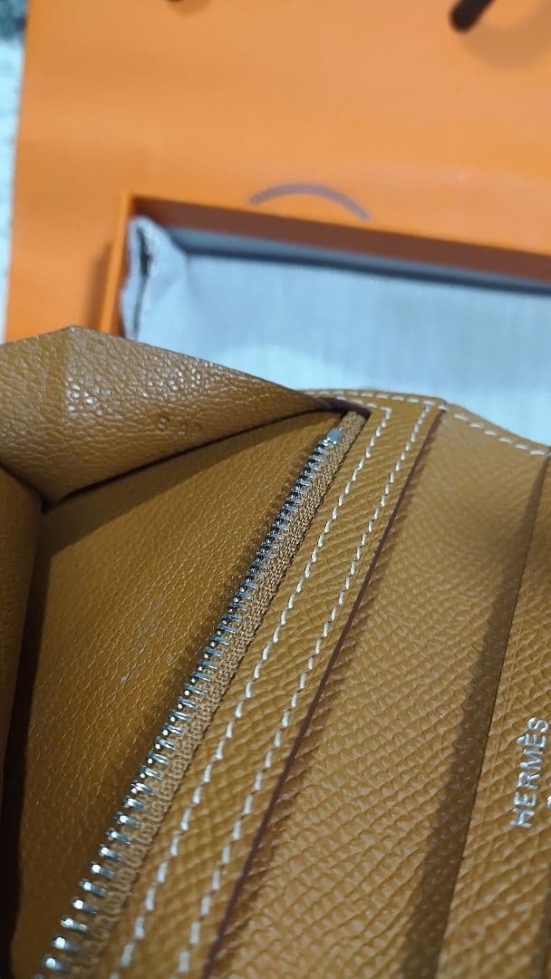 ゴールドカラ−レザー 二つ折り財布 箱付き